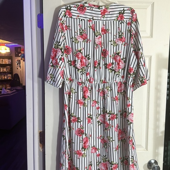 Justify White/Black Striped Floral Front Zipper Dress Size 1x - Picture 9 of 9